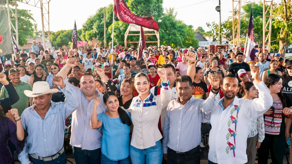 Geraldine Ponce acompañada por habitantes durante un recorrido por Nayarit