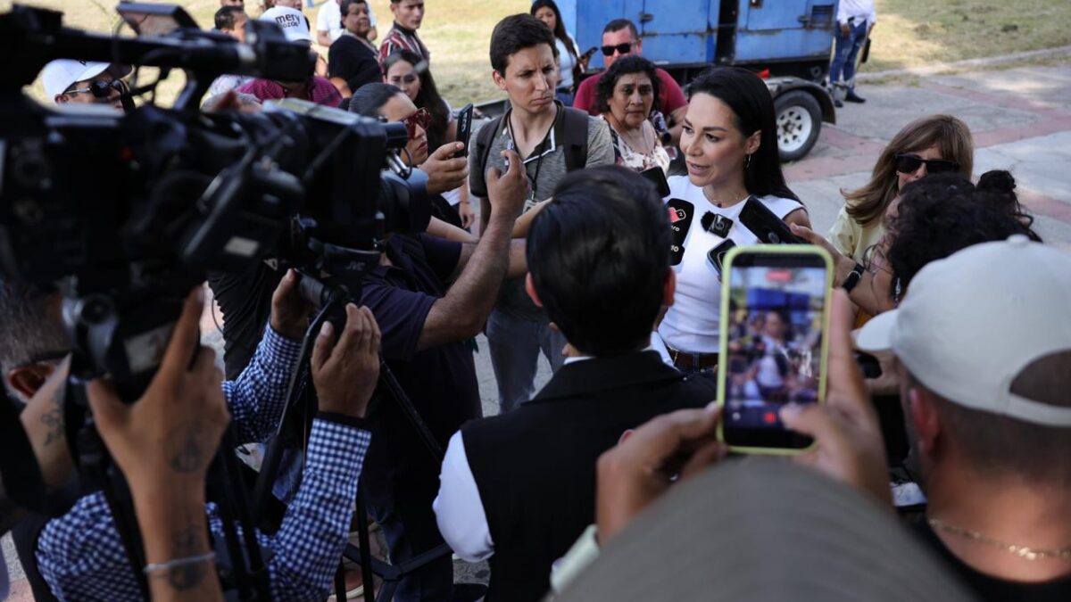 Diputada federal Mery Pozos atiende a medios de comunicación durante una asamblea morenista